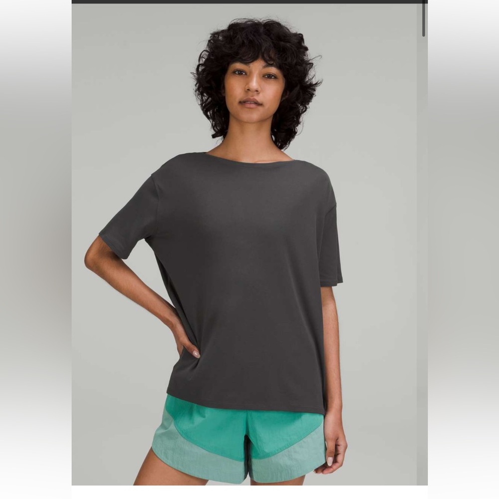 🍋 Lululemon Back in Action Short Sleeve T-Shirt *Nulu
Graphite Grey 🍋